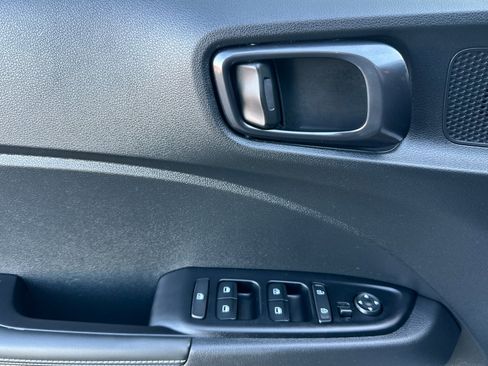 Certified 2024 Hyundai Venue Limited image 11