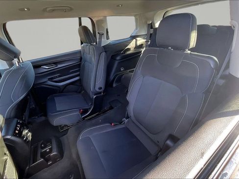 Used 2023 Jeep Grand Cherokee L Laredo image 25