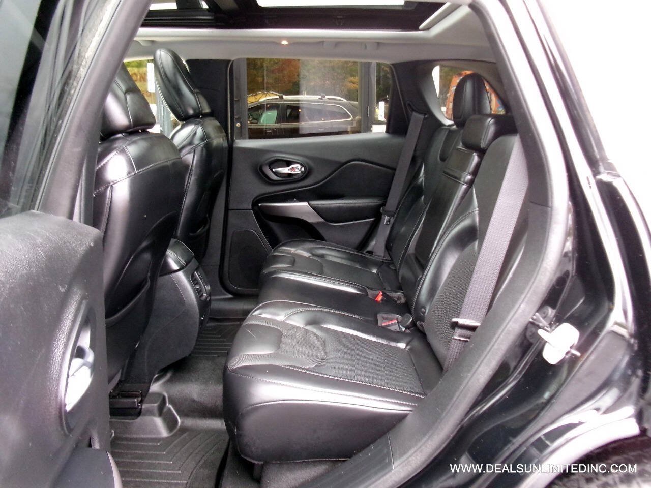 Used 2019 Jeep Cherokee Limited w/ Technology Group AWD/4WD image 19