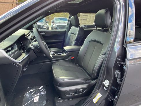 New 2025 Jeep Grand Cherokee L Altitude image 18