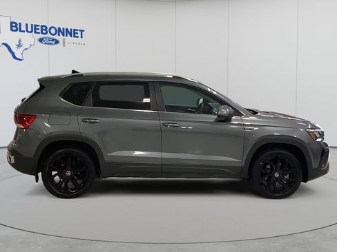 Used 2022 Volkswagen Taos SE FWD image 4