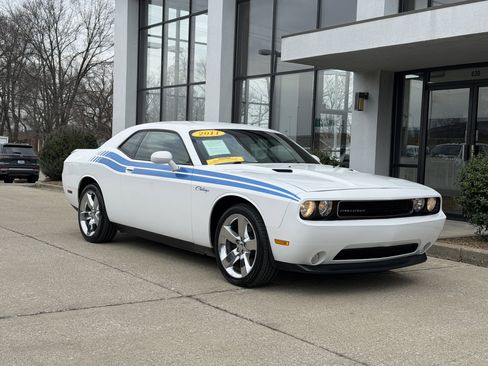 Used 2011 Dodge Challenger image 2