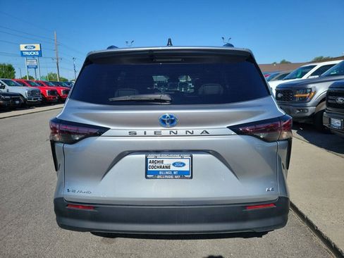 Used 2025 Toyota Sienna LE AWD/4WD image 4