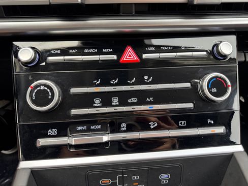 Certified 2025 Hyundai Santa Fe SE image 18