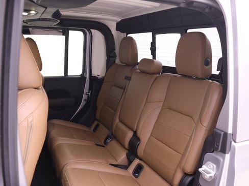 Used 2020 Jeep Gladiator Overland AWD/4WD image 11