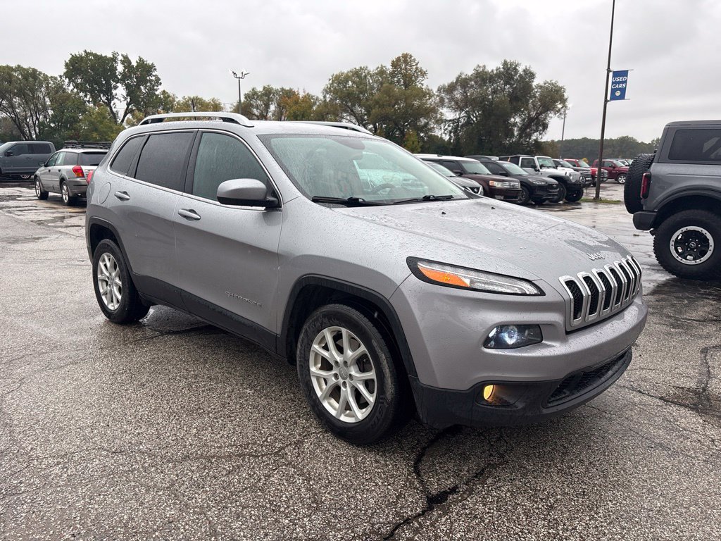 Used 2017 Jeep Cherokee Latitude w/ Cold Weather Group AWD/4WD image 6