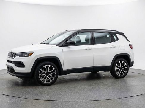 Used 2025 Jeep Compass Trailhawk AWD/4WD image 3