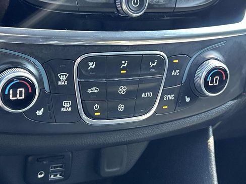 Used 2023 Chevrolet Traverse RS AWD/4WD image 32