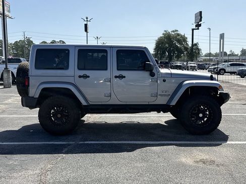 Used 2017 Jeep Wrangler Unlimited Sahara w/ Connectivity Group AWD/4WD image 4