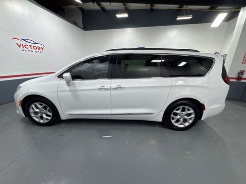 Used 2017 Chrysler Pacifica Touring-L w/ Tire & Wheel Group FWD image 5