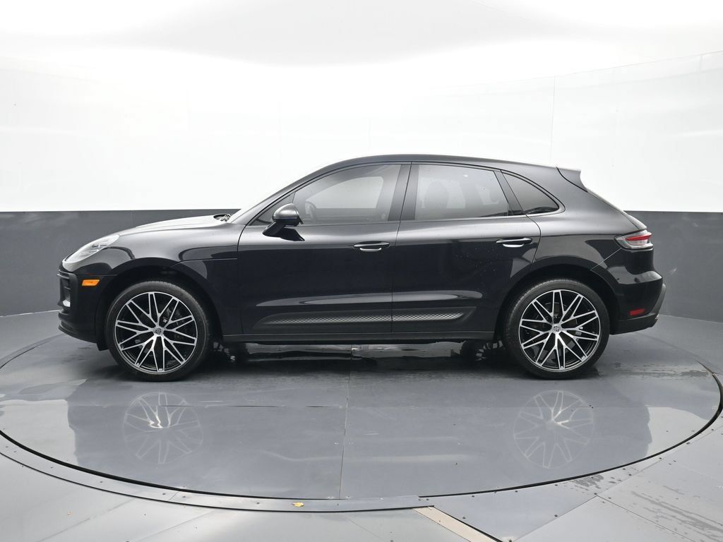 Certified 2025 Porsche Macan AWD/4WD image 2