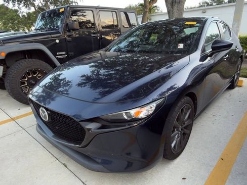 Used 2020 MAZDA MAZDA3 Hatchback FWD image 2