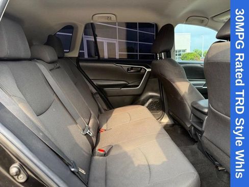 Used 2020 Toyota RAV4 LE FWD image 12