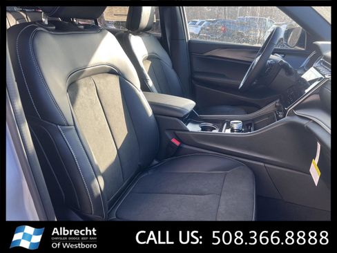 New 2025 Jeep Grand Cherokee Altitude image 16