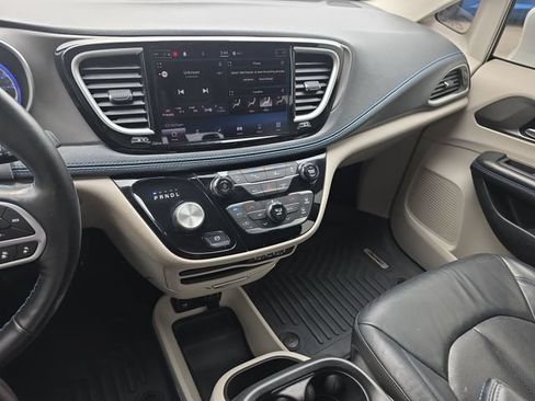 Used 2021 Chrysler Pacifica Touring-L FWD image 22