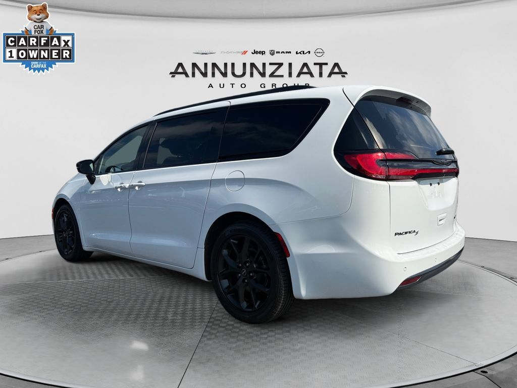 Used 2025 Chrysler Pacifica Limited FWD image 3