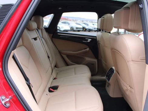 Used 2025 Porsche Macan image 24