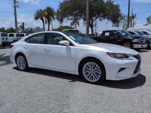Used 2018 Lexus ES 350 w/ Luxury Package w/Wood Trim FWD image 2