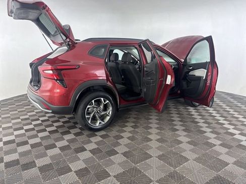 Used 2025 Chevrolet Trax LT w/ LT Convenience Package image 18