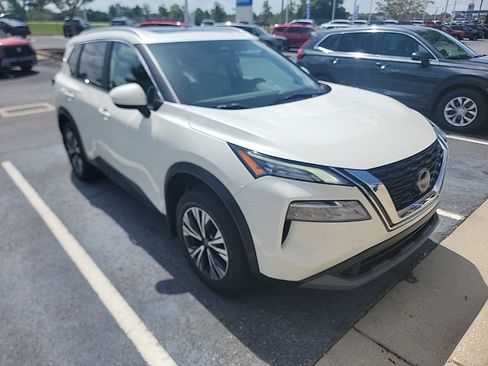 Used 2023 Nissan Rogue SV w/ SV Premium B Package FWD image 2