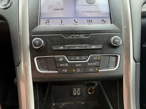 Used 2019 Ford Fusion SE FWD image 13