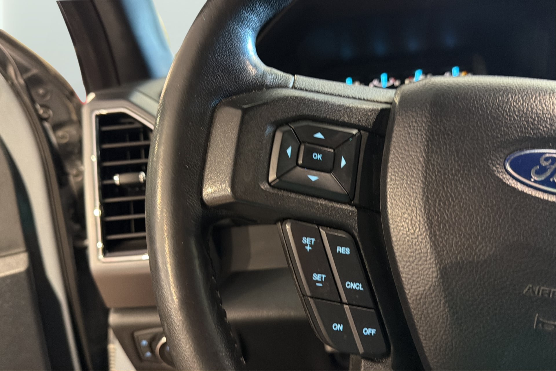 Used 2019 Ford F150 XLT w/ Equipment Group 302A Luxury AWD/4WD image 25