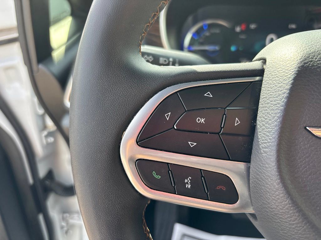 Used 2023 Chrysler Pacifica Pinnacle FWD image 17