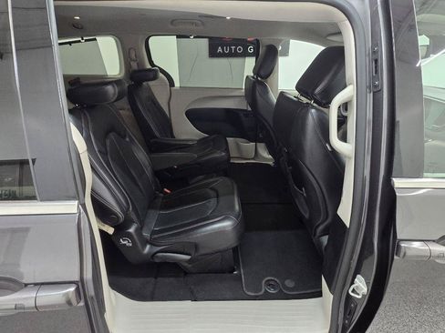 Used 2022 Chrysler Pacifica Touring-L FWD image 18