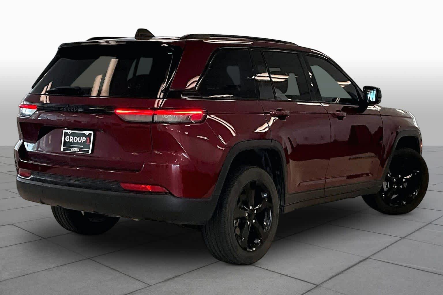 Used 2023 Jeep Grand Cherokee Altitude RWD image 12
