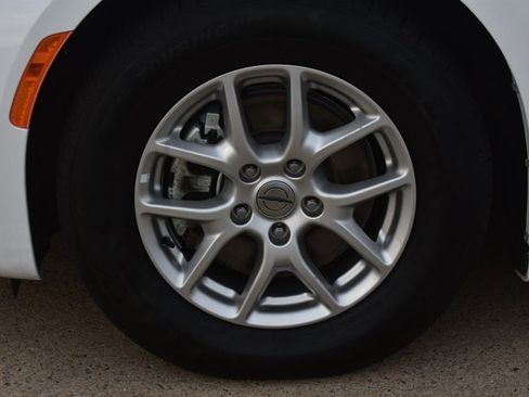 Used 2024 Chrysler Pacifica Touring-L FWD image 10