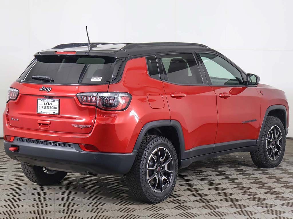 Used 2025 Jeep Compass Trailhawk AWD/4WD image 8