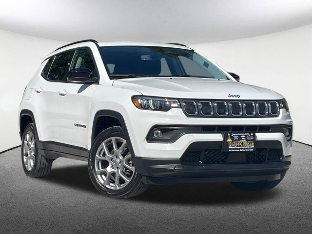 Used 2022 Jeep Compass Latitude w/ Sun and Sound Group AWD/4WD image 2
