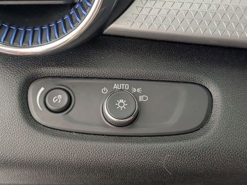 Used 2025 Chevrolet Trax LT w/ LT Convenience Package FWD image 14