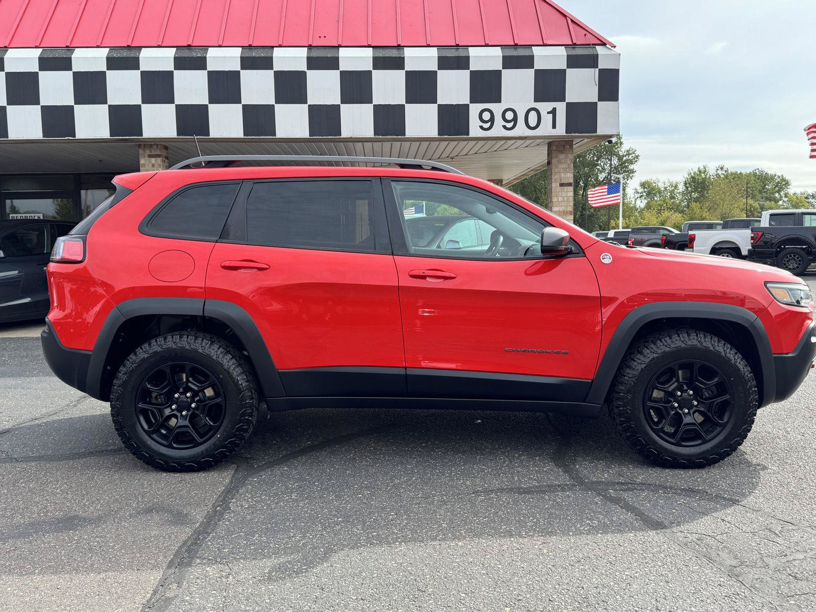 Used 2019 Jeep Cherokee Trailhawk w/ Cold Weather Group AWD/4WD image 9