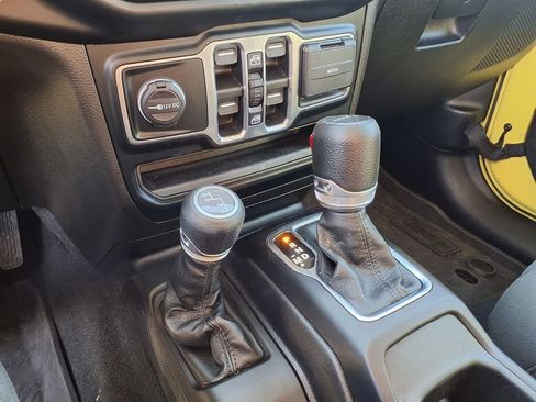 Used 2023 Jeep Gladiator Sport image 10