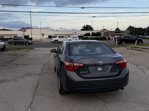Used 2018 Toyota Corolla LE FWD image 2