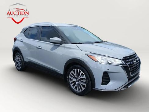 Used 2022 Nissan Kicks SV FWD image 3