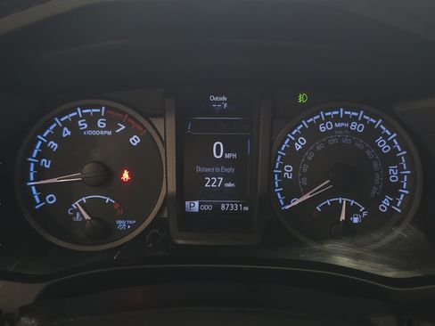 Used 2016 Toyota Tacoma TRD Sport w/ Towing Package AWD/4WD image 17