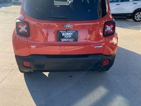 Used 2015 Jeep Renegade Latitude image 6