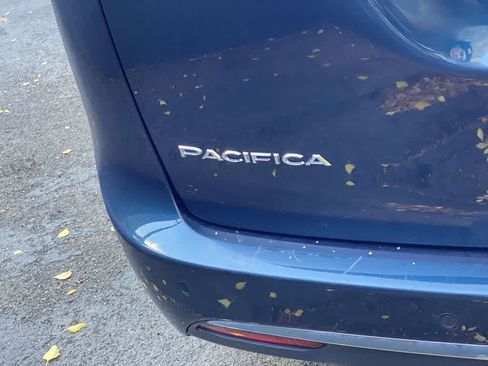 Used 2024 Chrysler Pacifica Touring-L FWD image 10