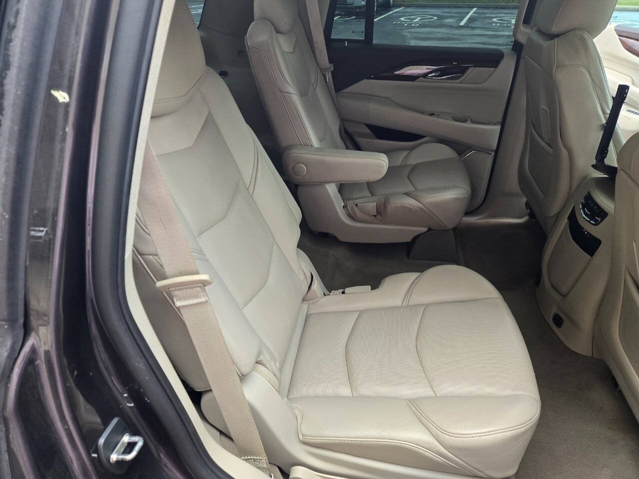 Used 2015 Cadillac Escalade Luxury AWD/4WD image 17