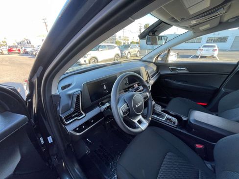 Used 2025 Kia Sportage LX image 34