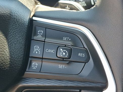 Used 2023 Jeep Grand Cherokee Altitude AWD/4WD image 23