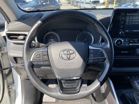 Used 2021 Toyota Highlander XLE FWD image 11