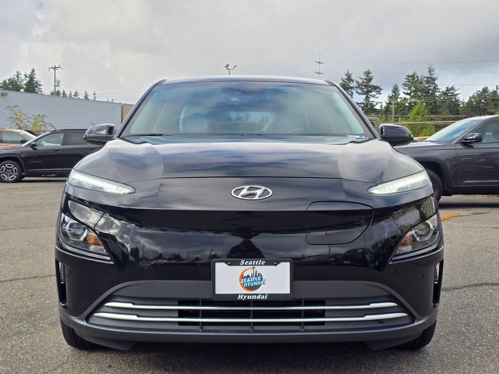 Used 2023 Hyundai Kona SE FWD image 2