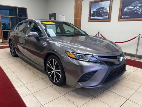 Used 2020 Toyota Camry SE w/ Sunroof Package image 7