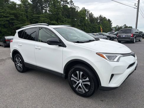 Used 2018 Toyota RAV4 LE FWD image 3