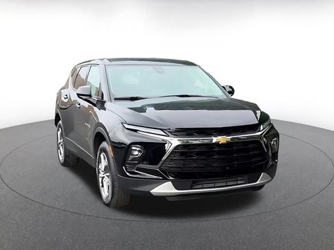 Used 2025 Chevrolet Blazer LT FWD image 3