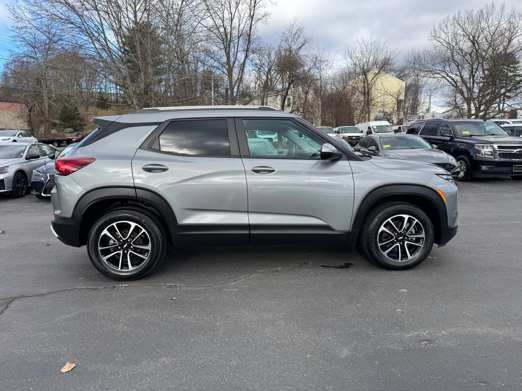 Used 2025 Chevrolet TrailBlazer LT AWD/4WD image 12