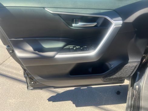 Used 2025 Toyota RAV4 XLE AWD/4WD image 9
